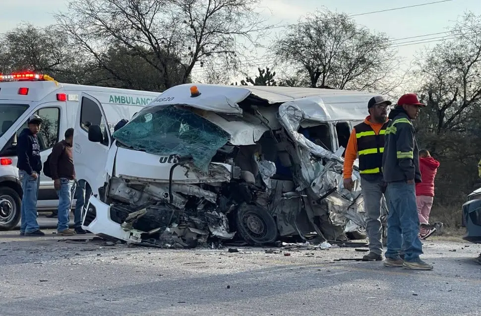 Choca transporte de personal; un muerto y nueve lesionados