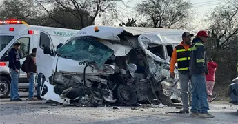 Choca transporte de personal; un muerto y nueve lesionados