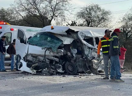 Choca transporte de personal; un muerto y nueve lesionados