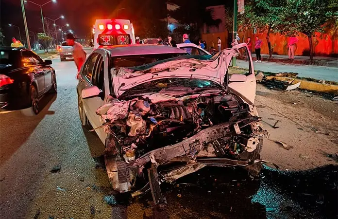 Cuatro heridos y cuantiosos daños en accidente vial