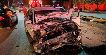 Cuatro heridos y cuantiosos daños en accidente vial