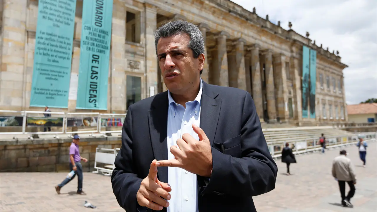 Fiscalía colombiana imputa por corrupción a dos exministros