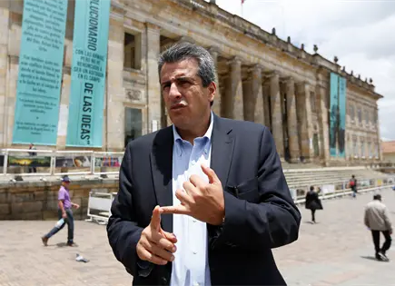 Fiscalía colombiana imputa por corrupción a dos exministros