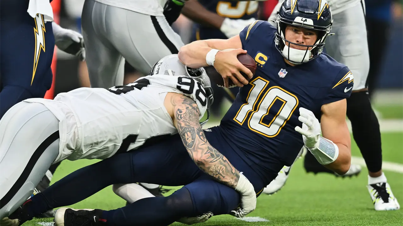 Justin Herbert se recupera tras cirugía en mano izquierda