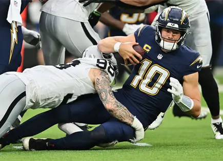 Justin Herbert se recupera tras cirugía en mano izquierda