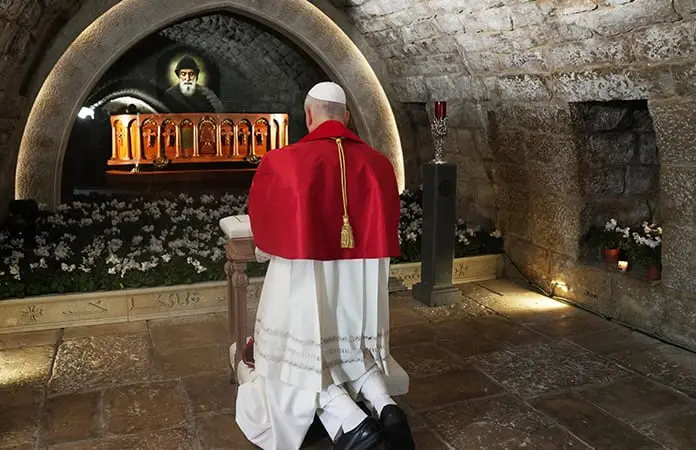 León XIV reza ante tumba de san Charbel