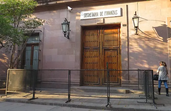 Piden prestado 11 municipios para pagar aguinaldos