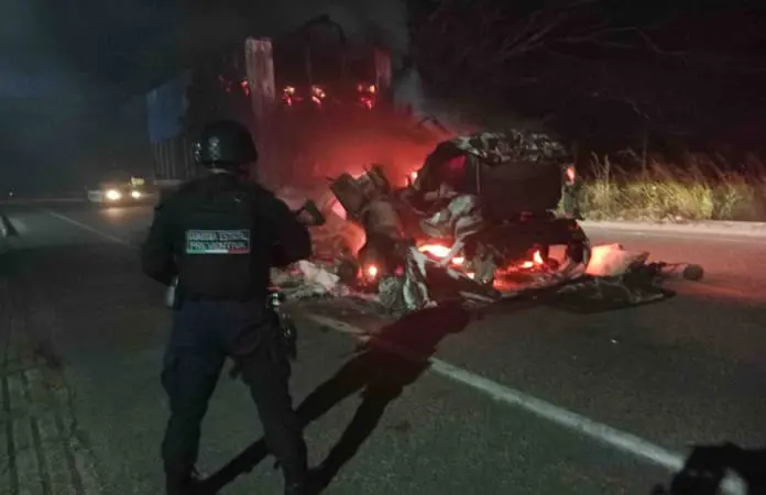 Queman tres vehículos en Villaflores, Chiapas