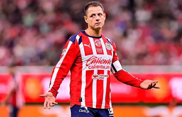 Se va “Chicharito” de Chivas repudiado