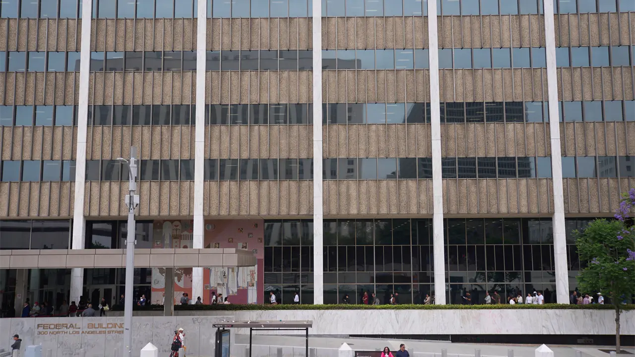 Arrestan a hombre por ataque con bombas molotov en Los Ángeles