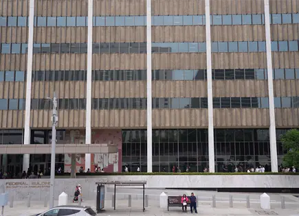 Arrestan a hombre por ataque con bombas molotov en Los Ángeles