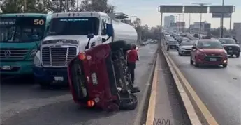 Choque y volcadura en Salvador Nava deja únicamente daños