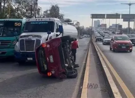 Choque y volcadura en Salvador Nava deja únicamente daños