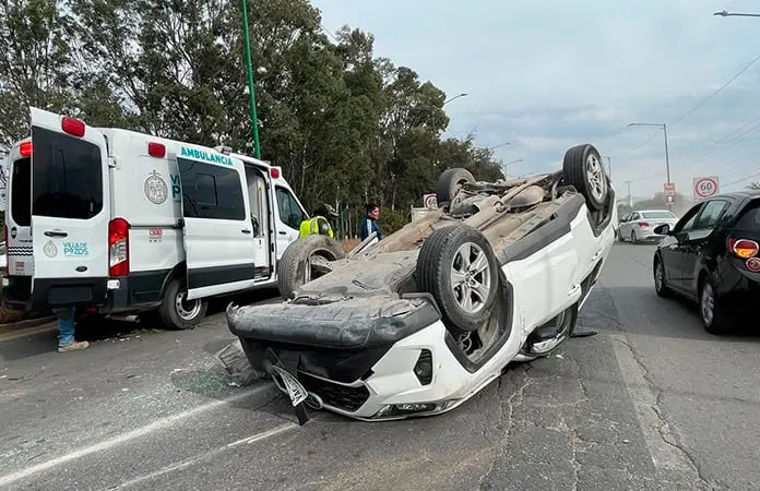 Conductora, lesionada al volcar su camioneta