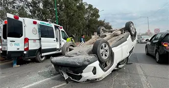 Conductora, lesionada al volcar su camioneta