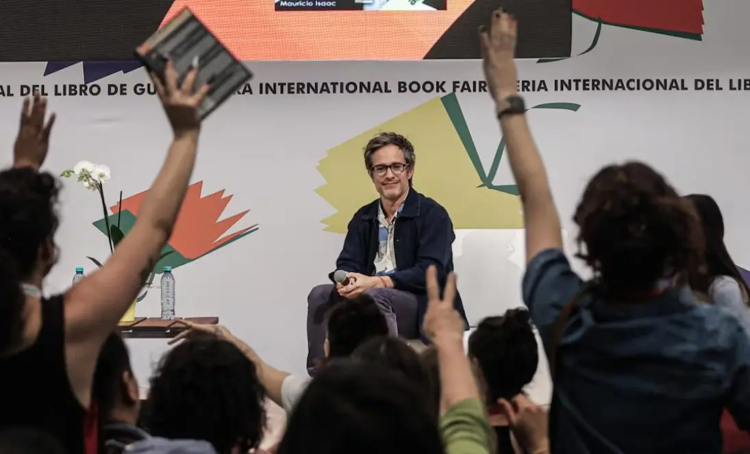 Gael García Bernal llena la FIL Guadalajara y revive su pasión literaria