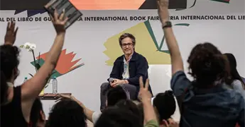 Gael García Bernal llena la FIL Guadalajara y revive su pasión literaria