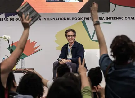 Gael García Bernal llena la FIL Guadalajara y revive su pasión literaria
