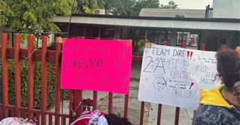 Padres bloquean la Secundaria 47 en Ciudad Valles
