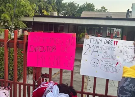 Padres bloquean la Secundaria 47 en Ciudad Valles
