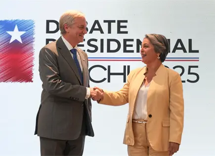 Tenso Debate entre Jeannette Jara y José Antonio Kast en Chile