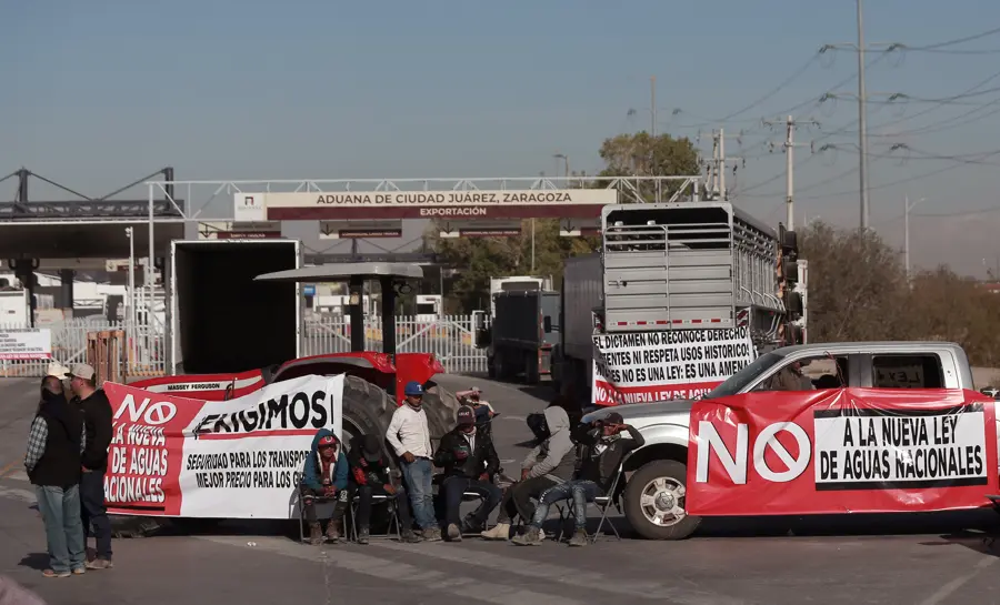 Agricultores de Chihuahua bloquean Frontera exigiendo Ley de Aguas