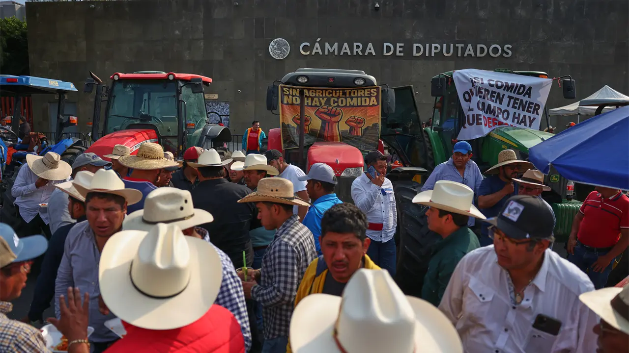 Agricultores bloquean Cámara de Diputados en protesta