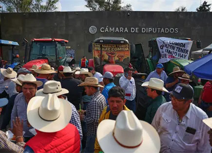 Agricultores bloquean Cámara de Diputados en protesta