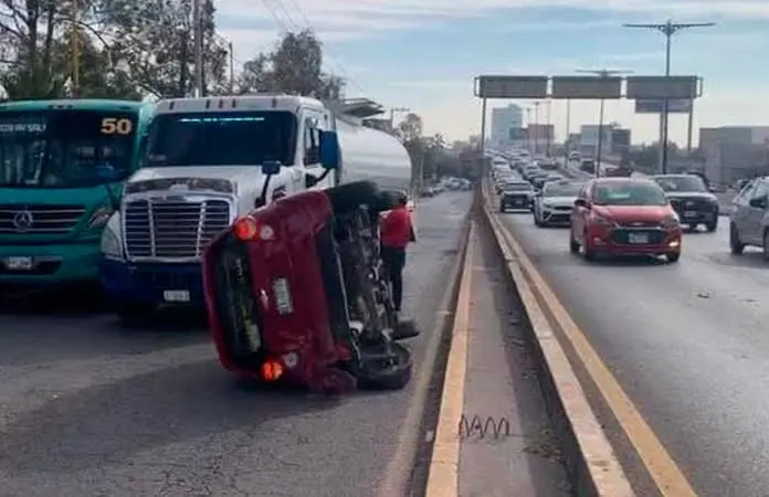 Aparatoso percance entre dos autos en Av. Salvador Nava 