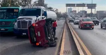 Aparatoso percance entre dos autos en Av. Salvador Nava 