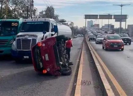 Aparatoso percance entre dos autos en Av. Salvador Nava 