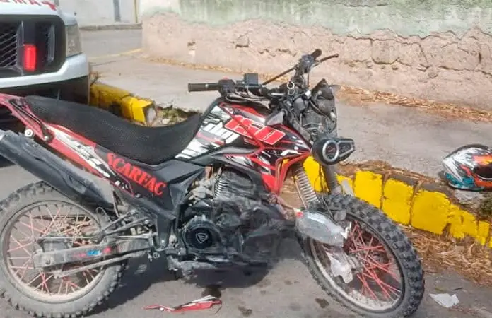 Desigual choque entre carro y moto