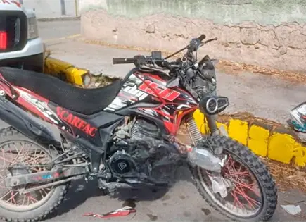 Desigual choque entre carro y moto