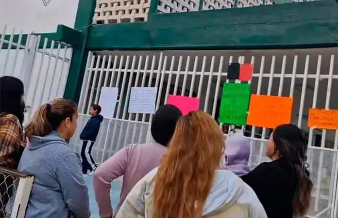 Los padres de familia cierran escuela