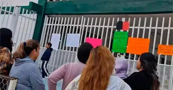 Los padres de familia cierran escuela