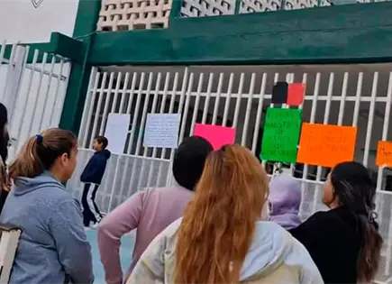 Los padres de familia cierran escuela