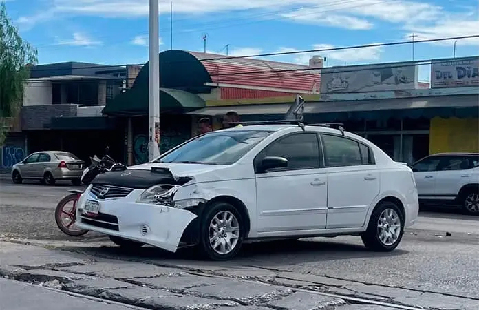 Motociclista choca contra auto que se le atravesó 