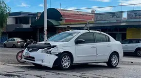 Motociclista choca contra auto que se le atraves&oacute; 
