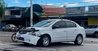 Motociclista choca contra auto que se le atravesó 