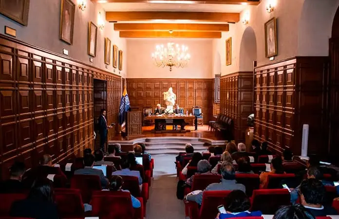 Repite terna para director de Derecho