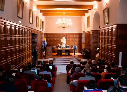 Repite terna para director de Derecho