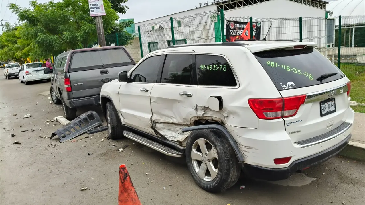 Conductor choca contra dos autos en Altavista y huye; dejó el parachoques tirado