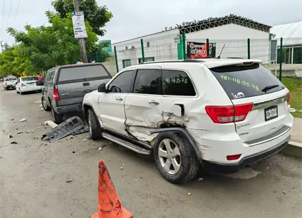 Conductor choca contra dos autos en Altavista y huye; dejó el parachoques tirado