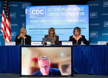 Controversia por cambios en recomendación de vacunar a recién nacidos