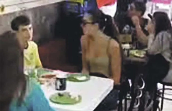 DUA LIPA COMIENDO EN TAQUERÍA EN SAN COSME