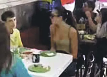 DUA LIPA COMIENDO EN TAQUERÍA EN SAN COSME