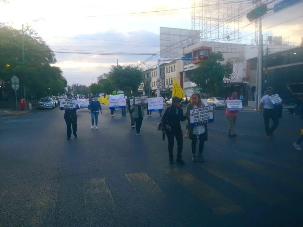 Manifestantes avanzan por Carranza rumbo al Centro; hay cierres viales intermitentes