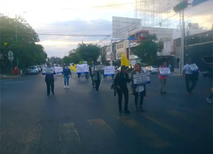 Manifestantes avanzan por Carranza rumbo al Centro; hay cierres viales intermitentes