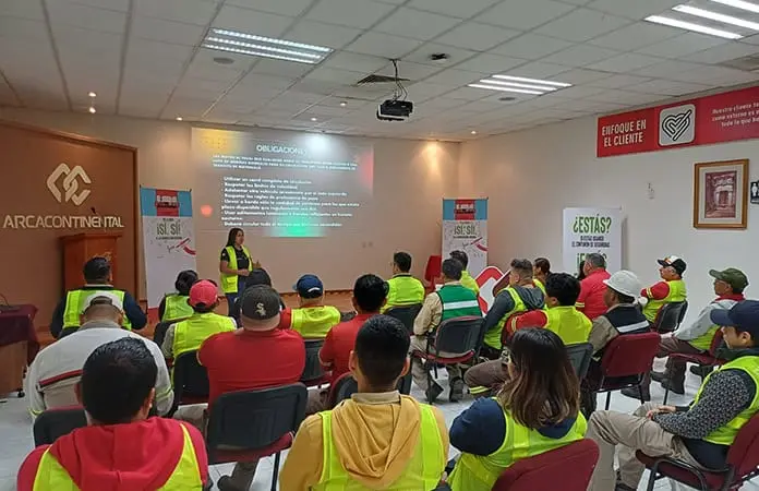 Ofrecen policías foro de vialidad