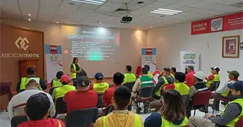 Ofrecen policías foro de vialidad